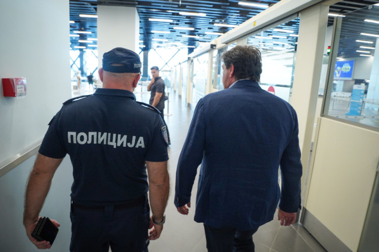 Ministar Gašić u nenajavljenoj poseti aerodromu: Angažovan maksimalan broj službenika na pasoškoj kontroli