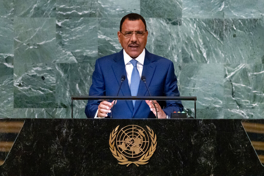 Državni udar u Nigeru: Zašto građani mašu ruskim zastavama, a mrze Francusku?