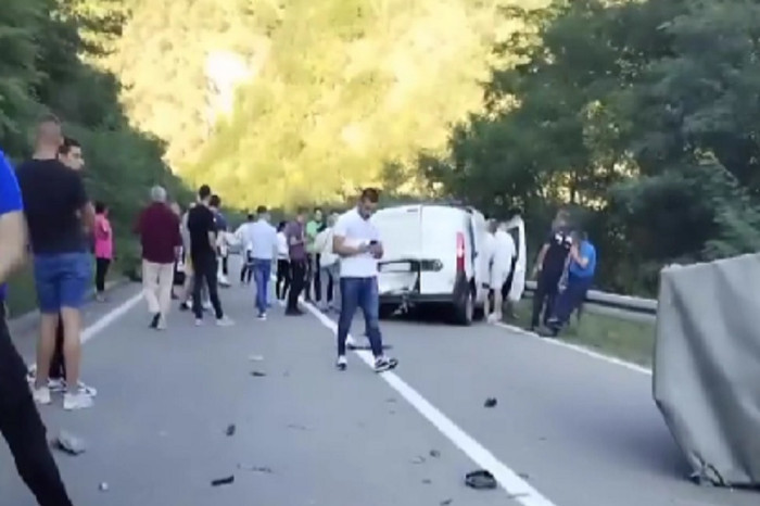 Teška nesreća na Ibarskoj magistrali: Delovi vozila rasuti svuda po putu, jedna osoba zaglavljena u kombiju (VIDEO)