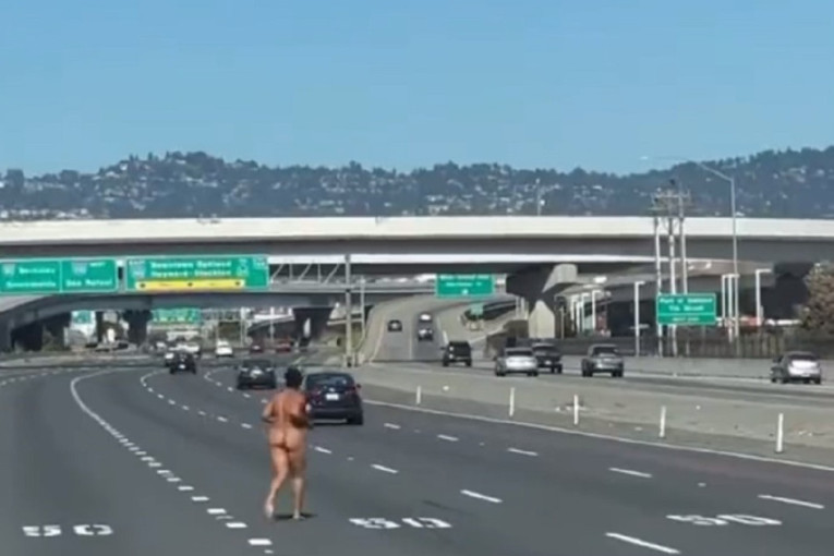 Haos u SAD: Gola žena puca na vozila na auto-putu u Los Anđelesu (VIDEO)