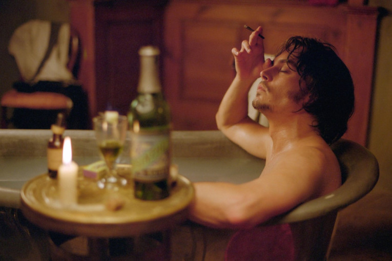 Kad Džoni Dep sruči 11 viskija u jednoj sceni: Šta glumci piju umesto alkohola na snimanjima