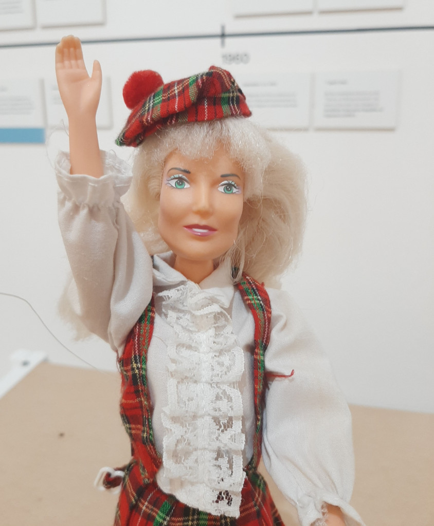 Barbika sa likom Lepe Brene u Muzeju Jugoslavije: Sećate li se pevačice iz ovog perioda? (FOTO)