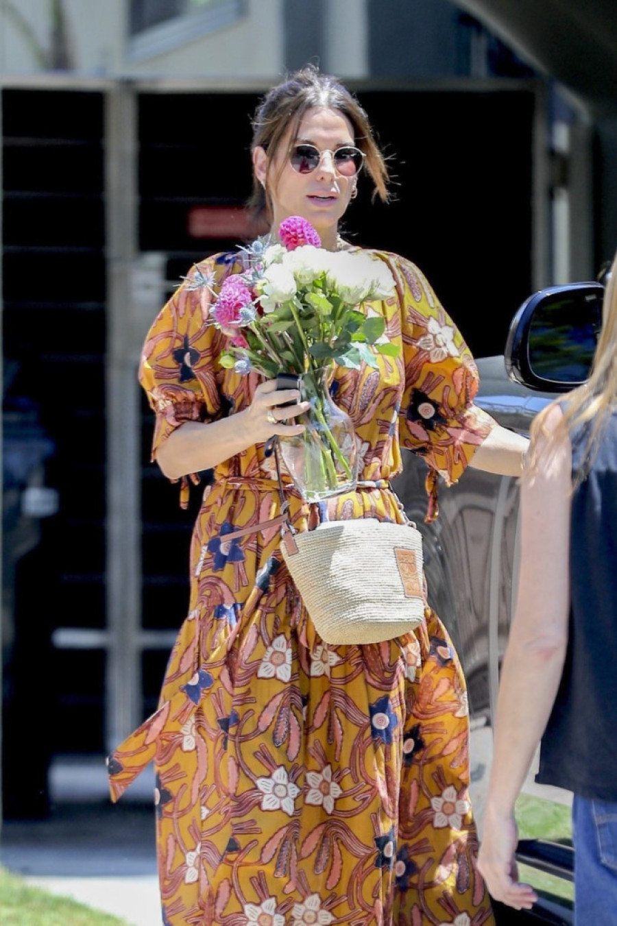 Pre dva dana napunila 59: Slavna glumica savršeno uparila trendi letnje komade u svoj "street style"