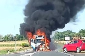 Stravičan prizor kod Subotice: Vatrena stihija progutala kamion, kulja gust dim! (FOTO/VIDEO)