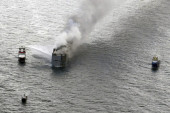Spasilačke ekipe u Holandiji počele da vuku teretni brod koji danima gori: U njemu preko tri hiljade automobila
