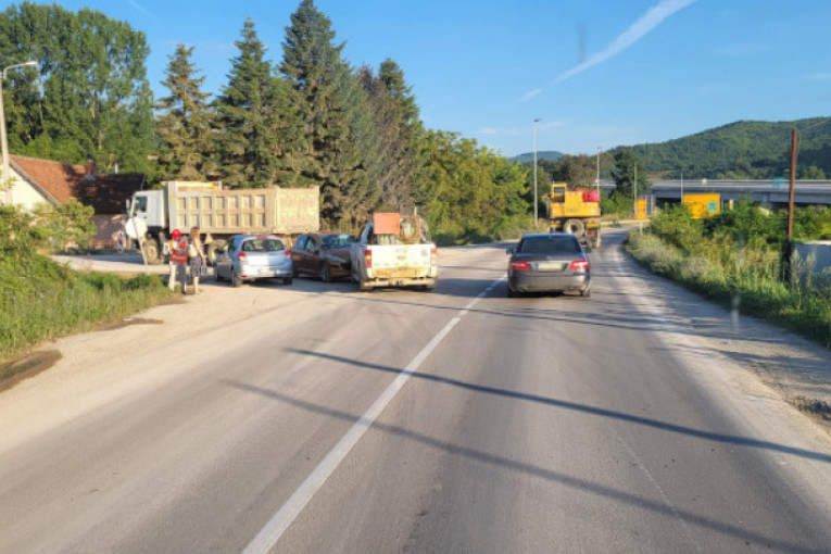 Saobraćajka u blizini Čačka: Sudarili se terensko i putničko vozilo