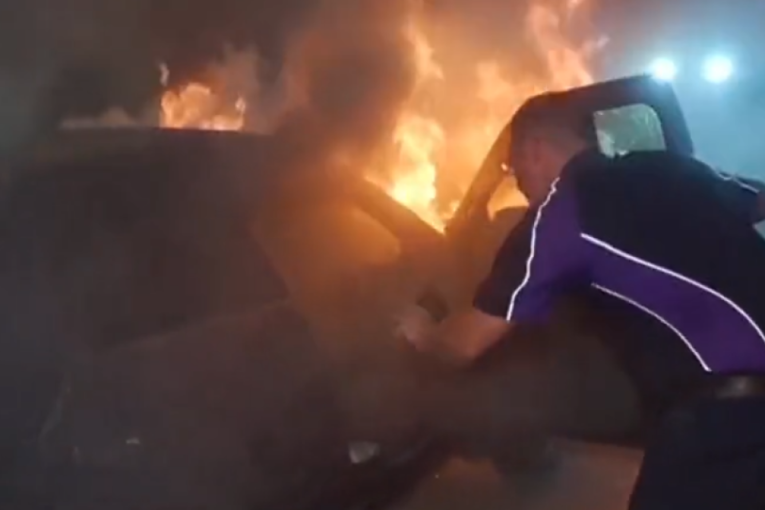 Dostavljač spasao čoveka iz zapaljenog vozila: U poslednjem trenutku ga izvukao, a onda su počele da odjekuju eksplozije (VIDEO)
