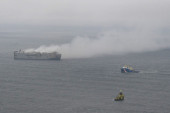 Holandija: Spasilačke ekipe spremaju se da odvuku teretni brod koji danima gori