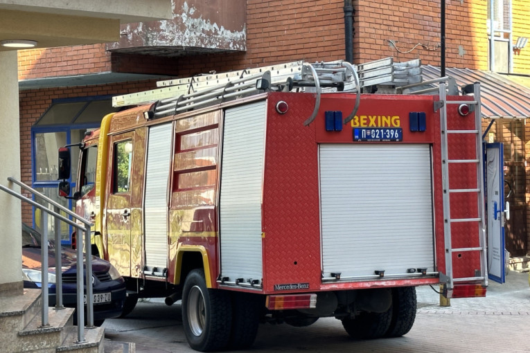 Požar u centru Čačka: Zapalio se frizerski salon, na lice mesta stigli vatrogasci (FOTO)
