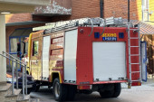 Auto-buktinja u Železniku: Zapalio se "ford", komšija gasio vatru (VIDEO)