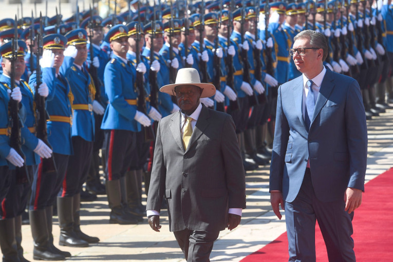Svečani doček ispred Palate Srbija: Predsednik Vučić ugostio predsednika Ugande (FOTO)