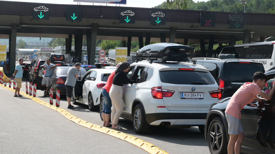 Haos na granicama: Na izlazu iz Srbije se na ovom prelazu čeka po tri sata!