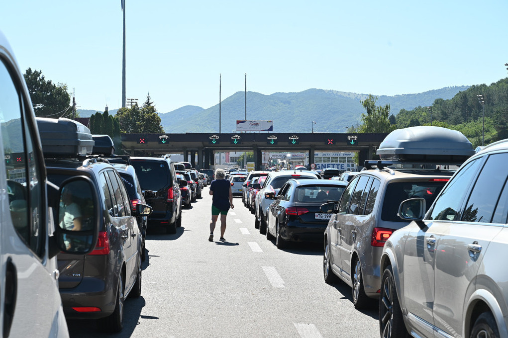 Stanje na putevima i graničnim prelazima: Smena turista i kraj prvog dela avgusta donose gužve