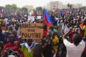 Smena vlasti u Nigeru: Pristalice hunte mašu ruskim zastavama, zapaljena vrata francuske ambasade