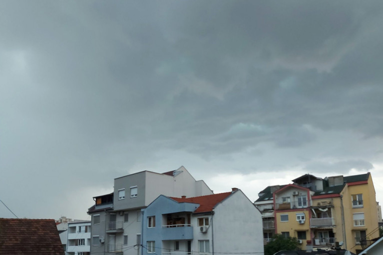 Sprema se žestoko nevreme i u Kruševcu: Tamni oblaci nadvili se nad gradom, počela kiša i odjekuje jaka grmljavina (FOTO/VIDEO)
