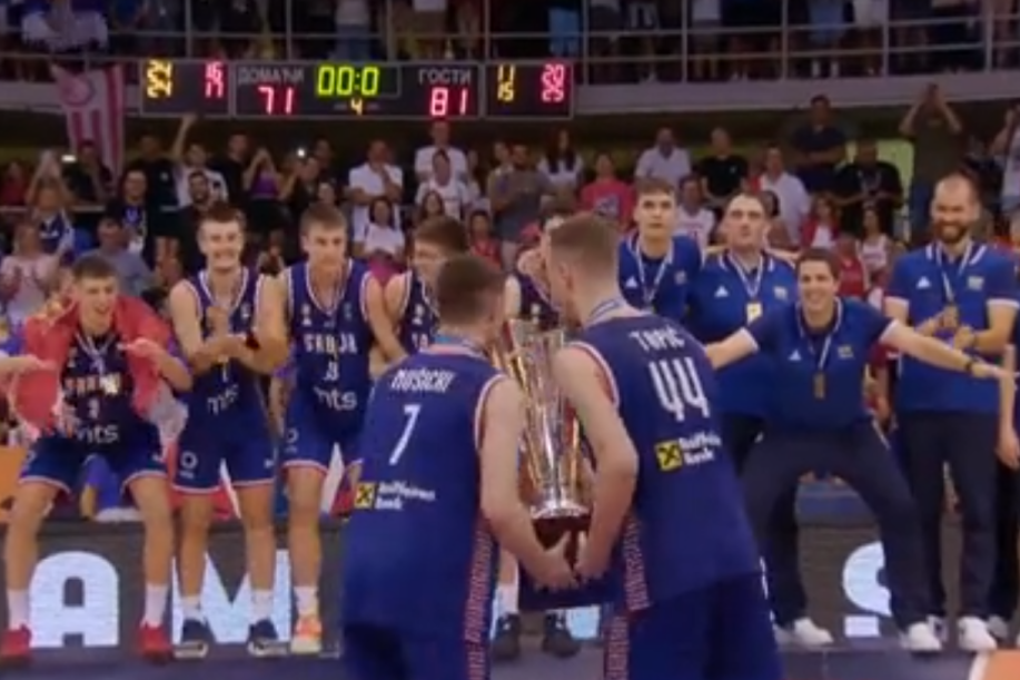Srbija je ponosna na ove momke! Pogledajte trenutak kada su evropski šampioni podigli pehar! (VIDEO)