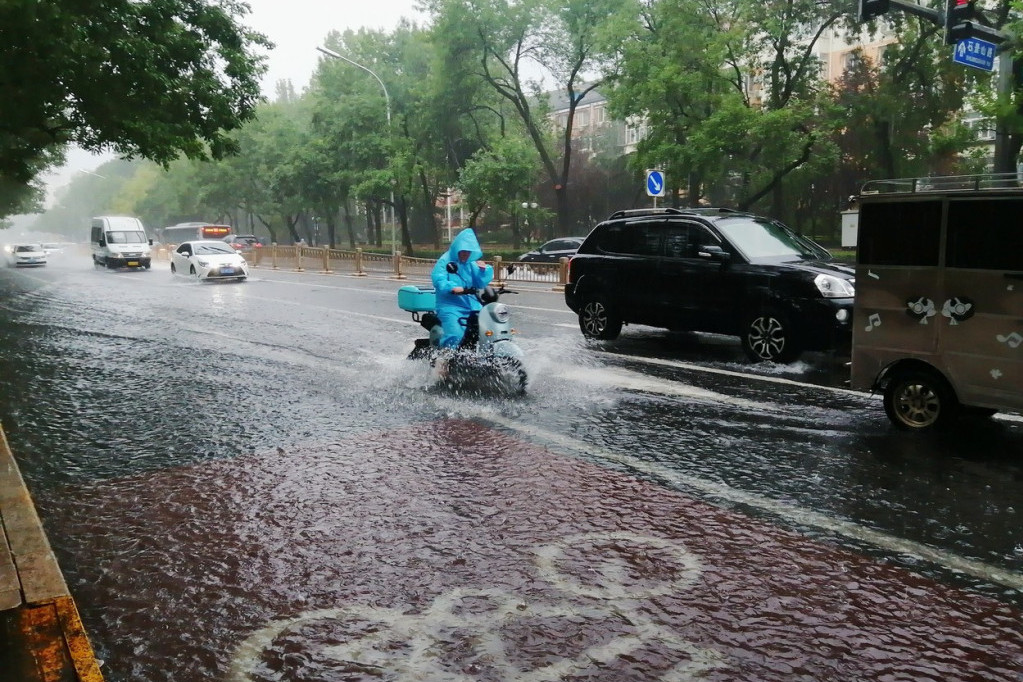 Potop u Pekingu: Već palo pola metra kiše, bujica nosi automobile! (VIDEO)