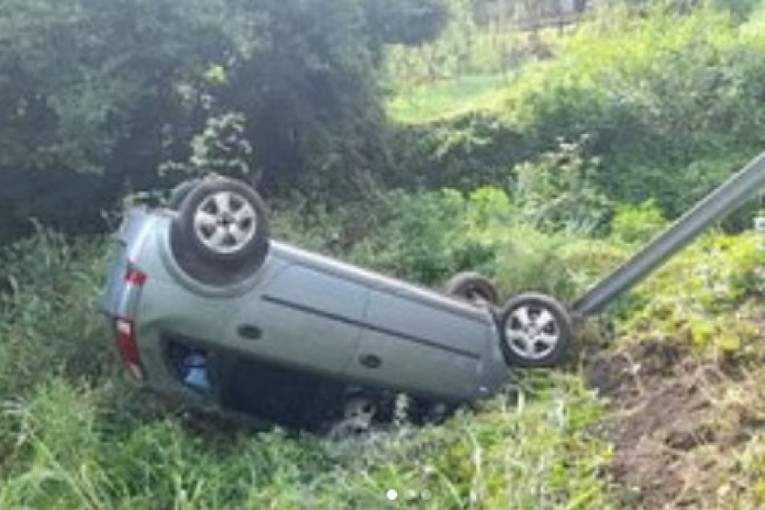 "Opel" posle izletanja završio na krovu: Nesvakidašnja nesreća kod Malog Zvornika (FOTO)