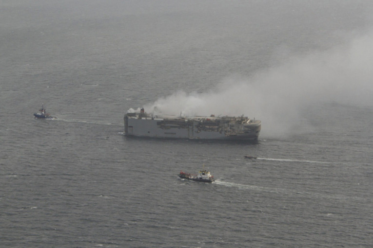 Zapaljeni teretni brod odvučen na novu lokaciju: Prevozio skoro 4.000 automobila (VIDEO)