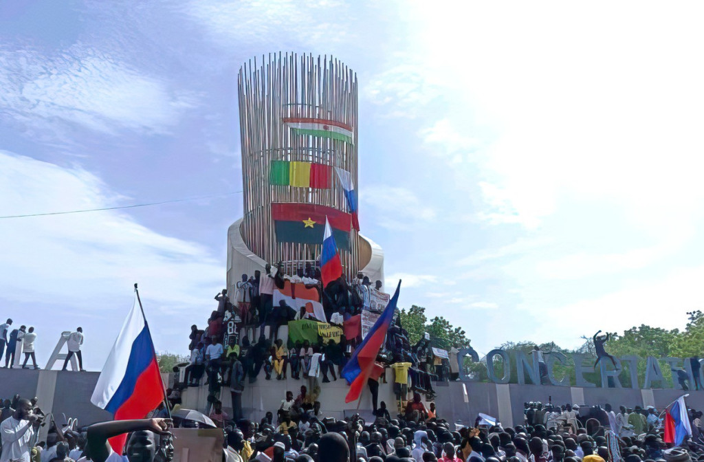 Državni udar u Nigeru: Zašto građani mašu ruskim zastavama, a mrze Francusku?