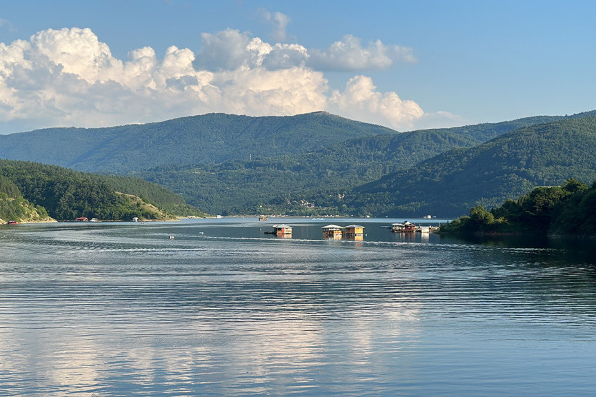 Raj na jugu Srbije: Ovo jezero bez gužve postaje hit za Vaskrs!