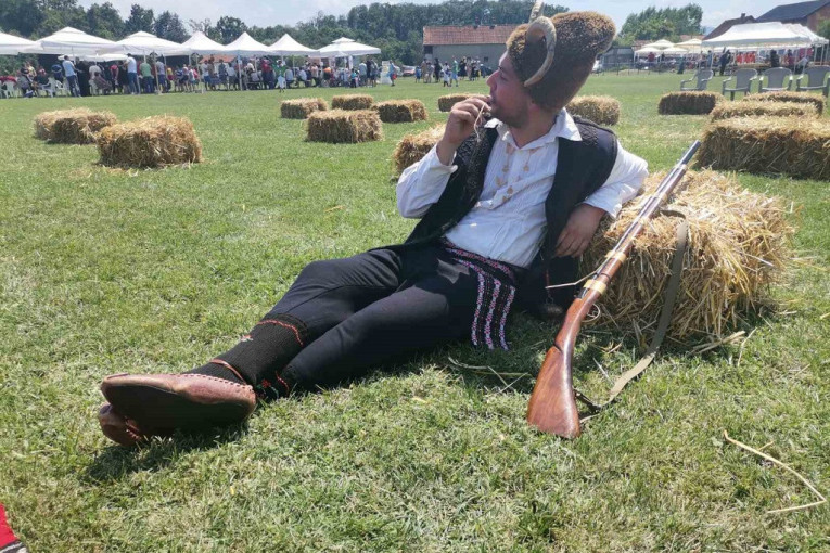 U selu Popučke izabran novi srpski harambaša: Ovako se dokazao na megdanu! (FOTO)