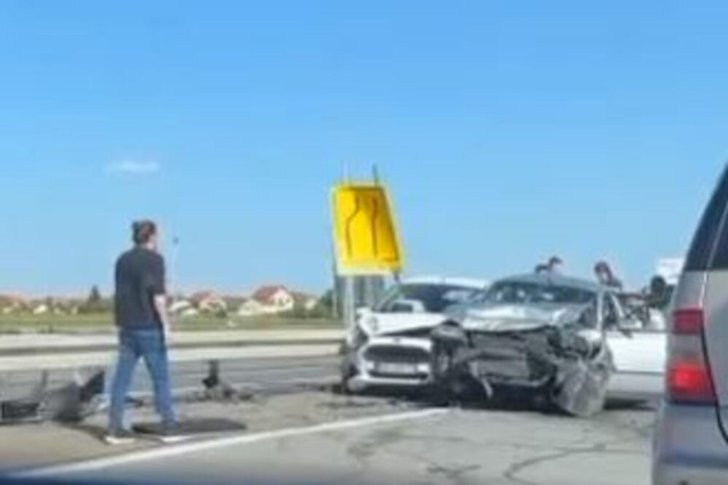 Težak udes na autoputu kod Novih Banovaca! Šest osoba povređeno u lančanom sudaru, delovi vozila rasuti po putu