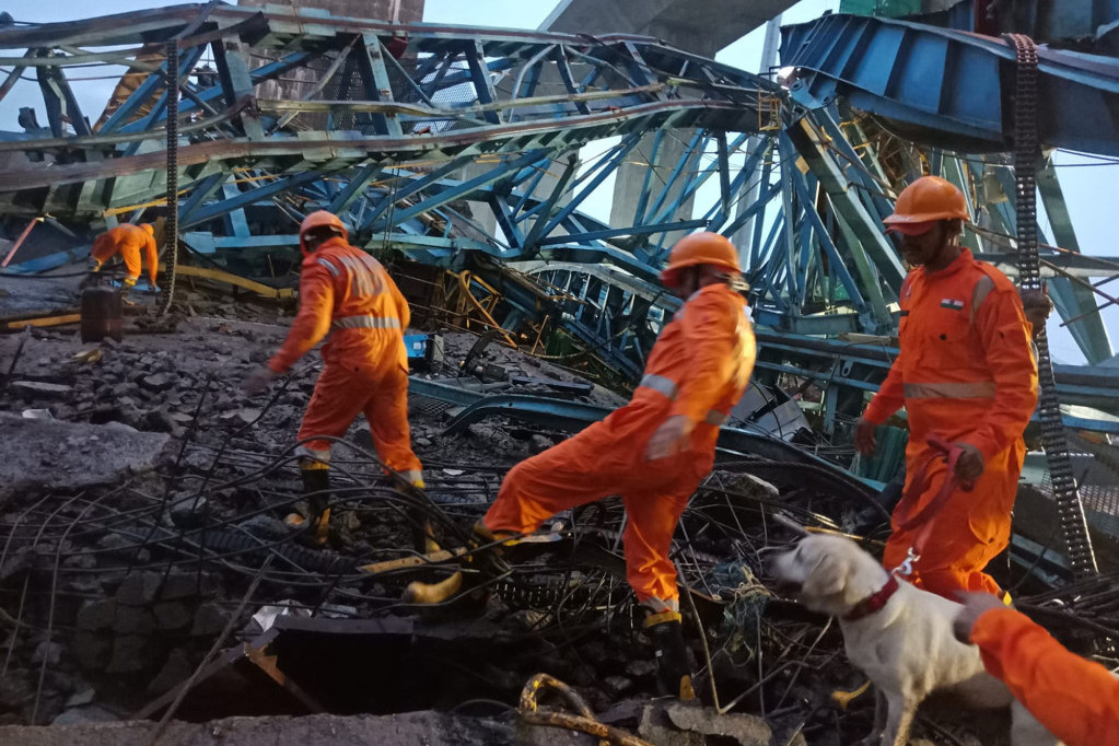 Srušio se kran tokom izgradnje mosta! Poginulo 16 radnika (VIDEO)