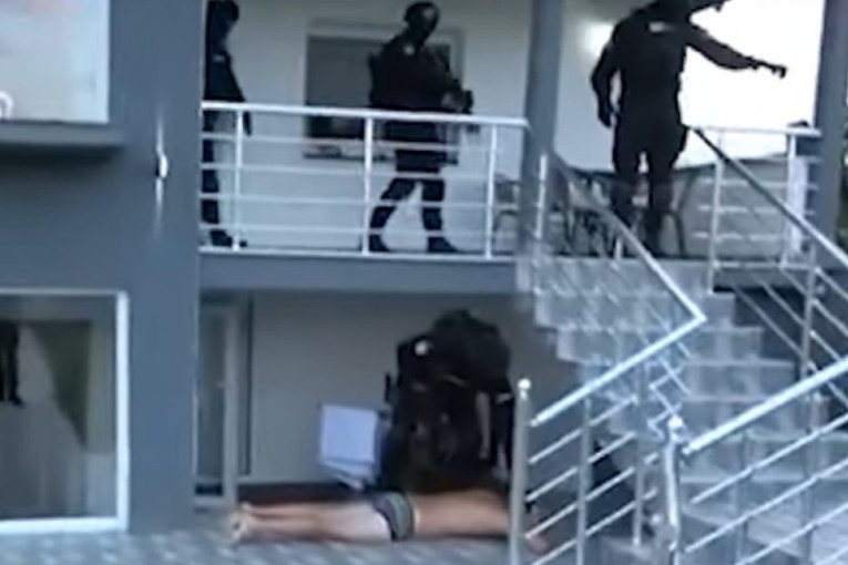 Upad u štek! Ovako je izgledala akcija Žandarmerije protiv šefova bande krijumčara migranata (VIDEO)