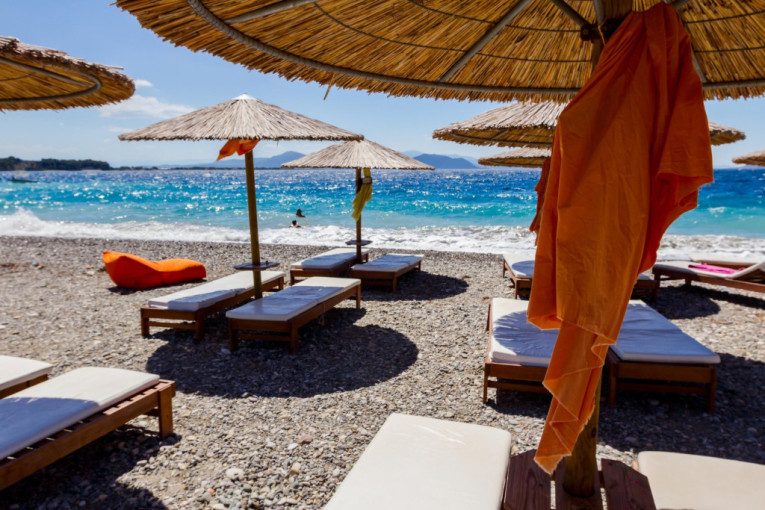Ležaljka skuplja od noćenja u aprtmanu!  Evo koliko turisti u Grčkoj moraju da plate za 3. red na plaži