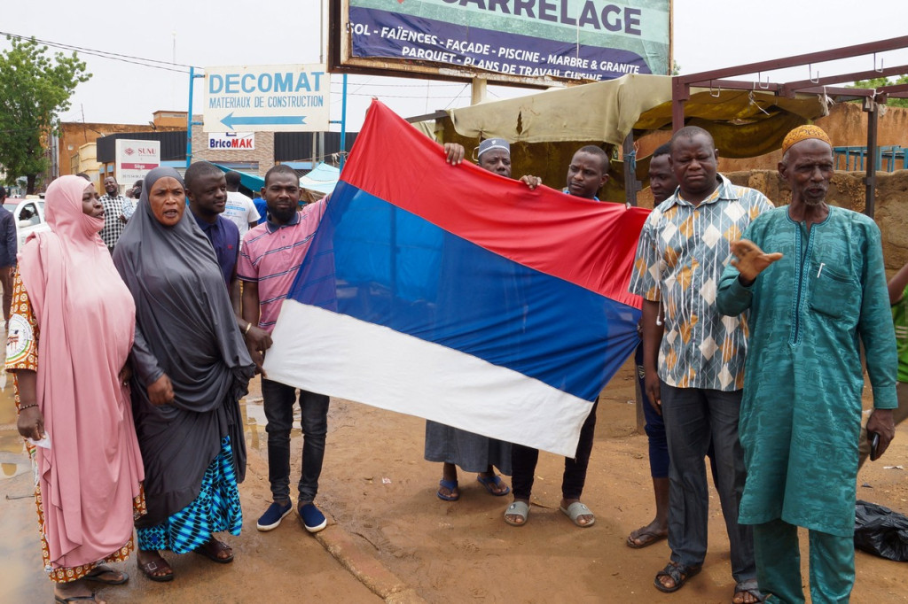 Državni udar u Nigeru: Zašto građani mašu ruskim zastavama, a mrze Francusku?
