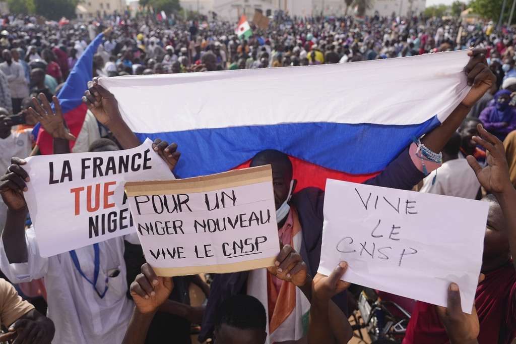 Državni udar u Nigeru: Zašto građani mašu ruskim zastavama, a mrze Francusku?