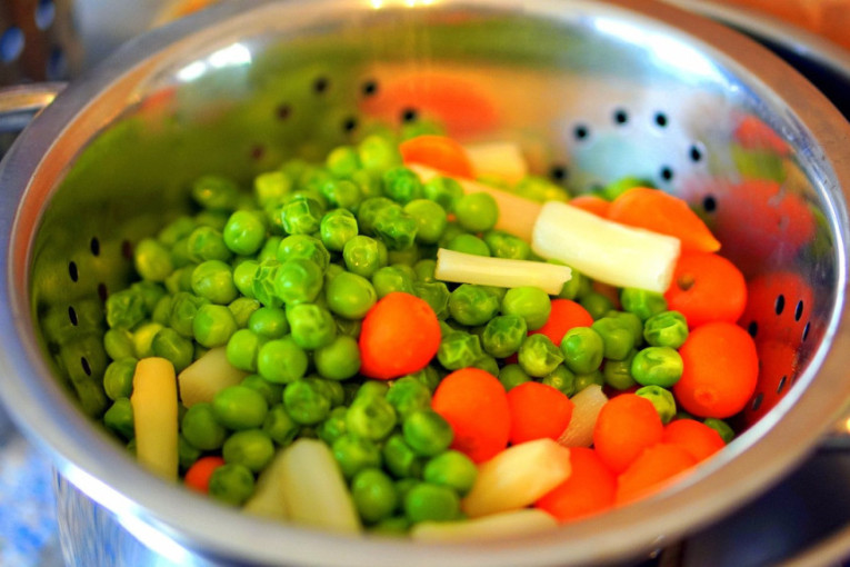 Kako se pravilno kuva smrznuti grašak? Zbog ove greške gubi svojstva, a evo kako će biti ukusniji nego ikad i gotov za tren oka!