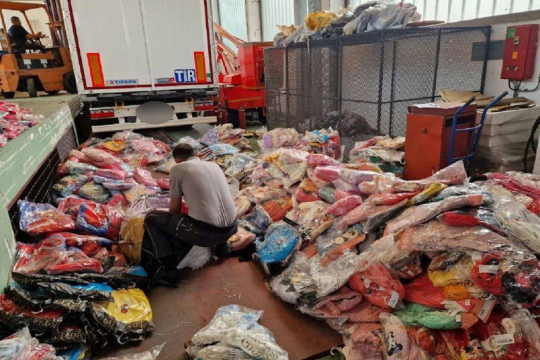 Carinici na Preševu zaplenili četiri tone tekstila: Pokušao da prokrijumčari robu vrednu 3,5 miliona dinara