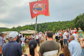 Junačka zastava opet se vije u srcu Srbije: Pored ognjišta slavnog Karađorđevog barjaktara uzdignut je simbol ustanka i hrabrosti (FOTO)