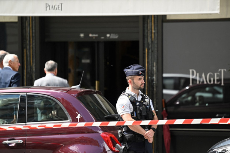 Naoružani lopovi opljačkali radnju luksuznih satova u Parizu: Ukrali nakit vredan najmanje 10 miliona evra!