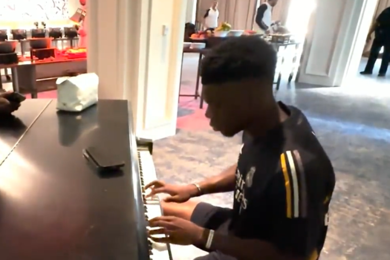 Kad su ova deca naučila da sviraju i klavir! Realov fudbaler zasvirao i u duetu sa Kamavingom (VIDEO)