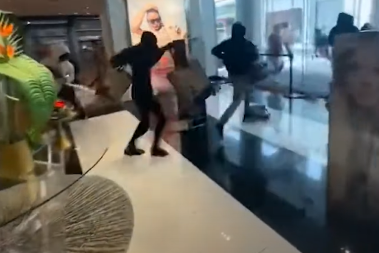 Lopovi ušli usred bela dana u Gučijev butik i odneli skupocene torbe i kofere (VIDEO)