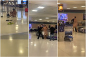 Radnik se skinuo go nasred aerodroma, pa počeo da radi i sklekove (VIDEO)