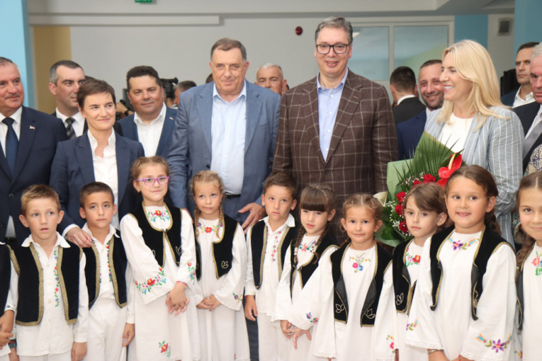 Emotivan momenat u Republici Srpskoj: Mališani uručili predsedniku simboličan poklon (FOTO)