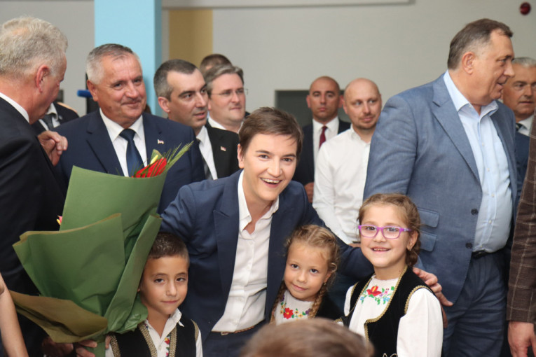 Emotivan momenat u Republici Srpskoj: Mališani uručili predsedniku simboličan poklon (FOTO)