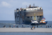 Teretni brod na kojem je nedelju dana besneo požar pristao u luku u Holandiji
