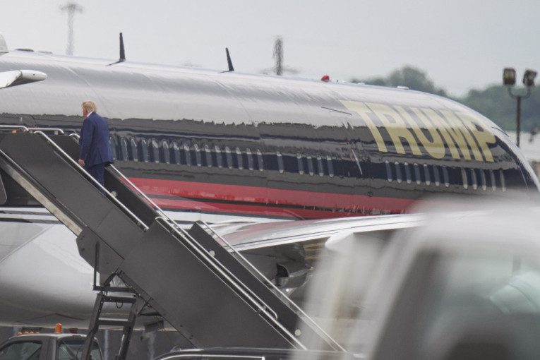 Tramp privatnim "boingom 747" krenuo na suđenje, stigao u Vašington (FOTO)