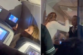 Žena unela flašu vina u avion i tad je nastao haos: Od svađe i teških reči do prinudnog sletanja i hapšenja (VIDEO)
