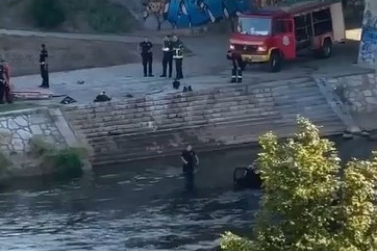 Stravična nesreća u Nišu: Automobil sleteo u reku, vozač je bez svesti - vatrogasci pokušavaju da ga izvuku (VIDEO)