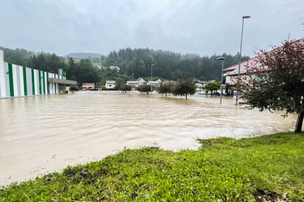 Nevreme napravilo haos u Sloveniji: Poplavljene kuće, ulice pretvorene u reke, odroni na putu - na snazi crveni meteoalarm (FOTO)