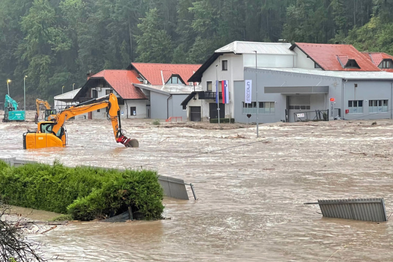 Nevreme napravilo haos u Sloveniji: Poplavljene kuće, ulice pretvorene u reke, odroni na putu - na snazi crveni meteoalarm (FOTO)