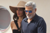 Deca Amal i Džordža Klunija prvi put u javnosti: Blizanci se ne odvajaju od majke na izletu u Italiji (FOTO)