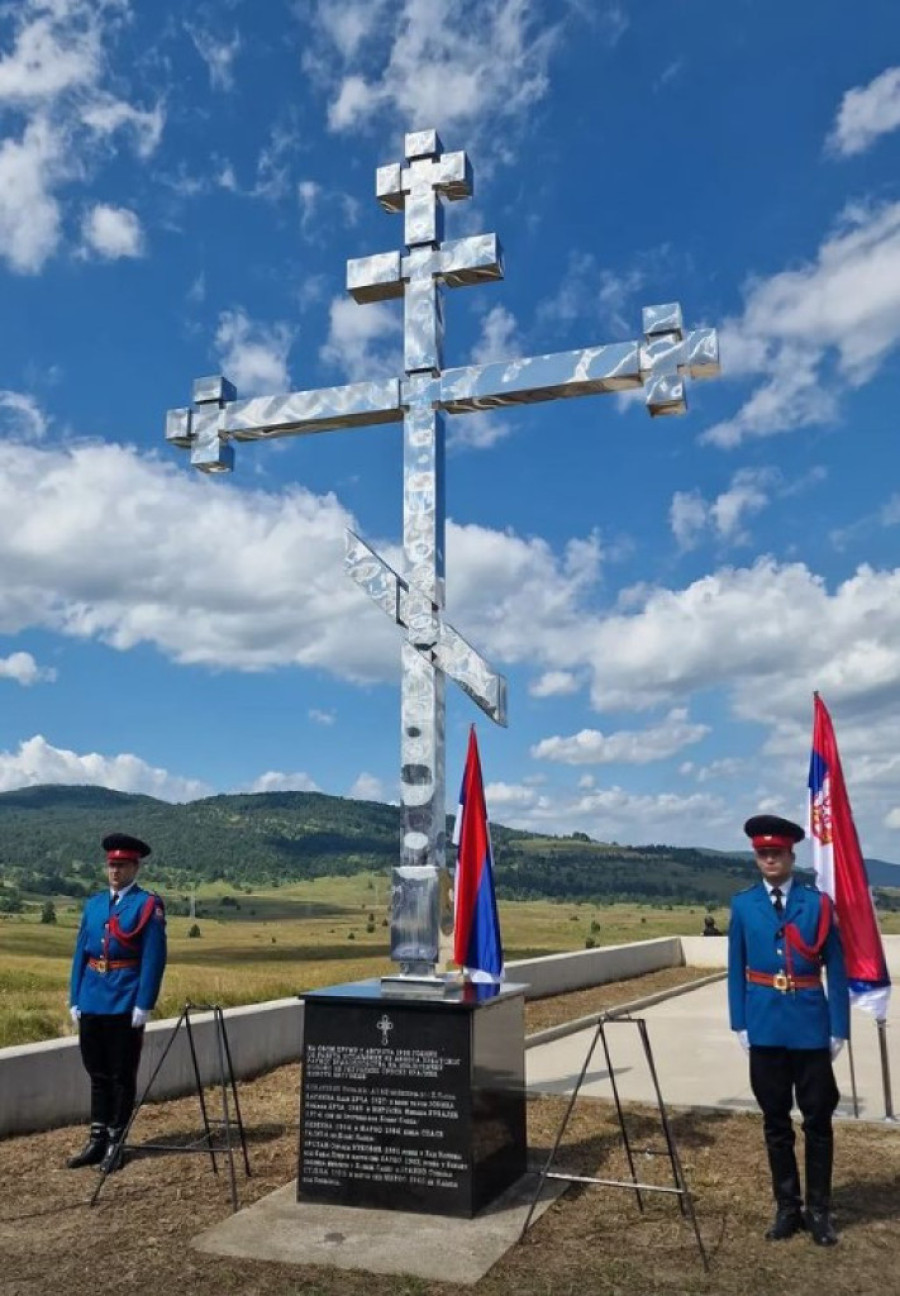 Dva puta su nam rušili obeležje, ako opet urade, ima da podignemo tri puta veći krst! Predsednik Vučić na Petrovačkoj cesti!