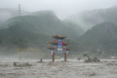 Tajfun napravio haos u Kini: Evakuacija ljudi u toku, jaka kiša i visoki vodostaji prete gradovima na severoistoku zemlje (FOTO)